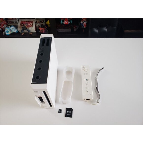 Wii Bundle 32gb White Console w/3000+ Games Lot No Console Doors for Ports - Picture 1 of 5